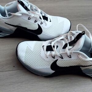 Men's Nike Metcon white black shoes size 10